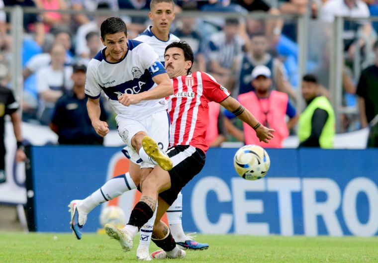 Nacho Fernández lanza la pelota ante la marca de Gabriel Neves en Gimnasia-Estudiantes.