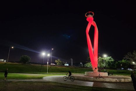 La Virgen del Acceso Este roja llamó la atención de los transeúntes y conductores.&nbsp;