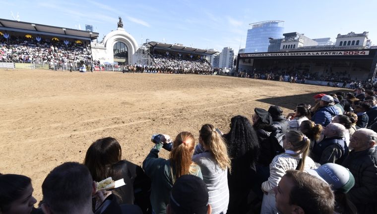 El hecho ocurrió en el edificio de la Sociedad Rural de la calle Juncal. Foto: Juan Mateo Aberastain Zubimendi / MDZ.