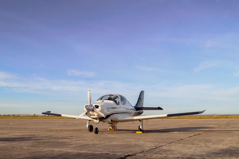 Este avión sirve para entrenar a pilotos novatos para el uso de los F-16. Este avión sirve para entrenar a pilotos novatos para el uso de los F-16.