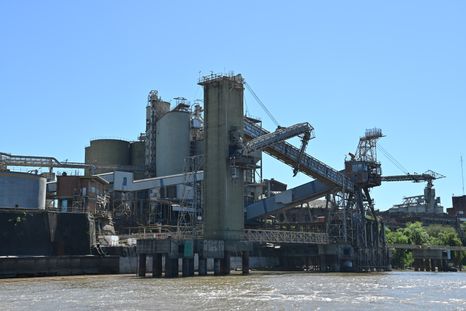 A lo largo de la ribera del Parará desde el sur hasta el norte de Rosario se levantan 30 puertos, la mayoría privados, por donde sale la mayor parte de los granos y subproductos hacia destinos del exterior. A lo largo de la ribera del Parará desde el sur hasta el norte de Rosario se levantan 30 puertos, la mayoría privados, por donde sale la mayor parte de los granos y subproductos hacia destinos del exterior.