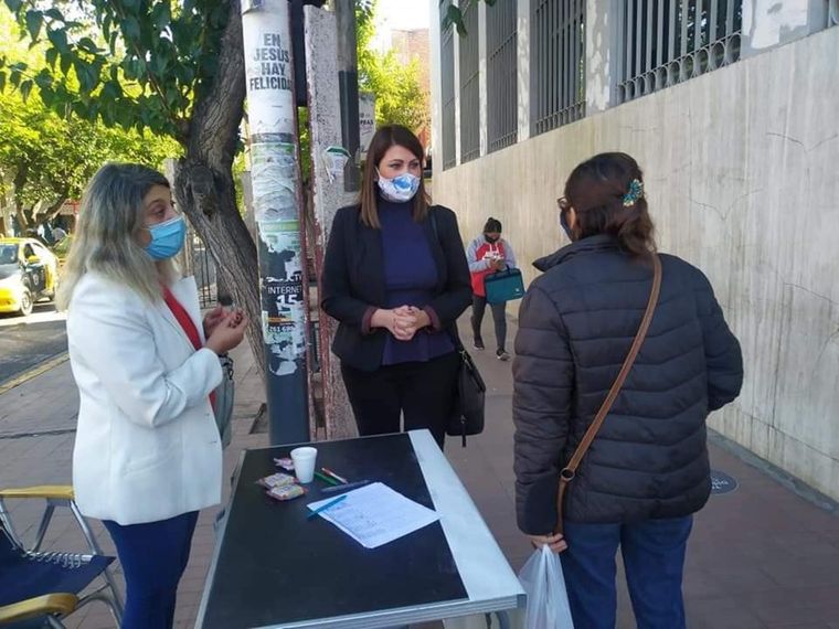 Le ex reina María Paula García, pidiendo firmas. Foto: Facebook: UP y Comisión de Reinas Nacionales