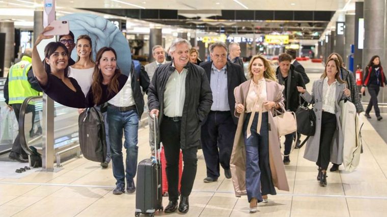 Alberto Fernández junto a su pareja y su comitiva en el viaje oficial a Israel.