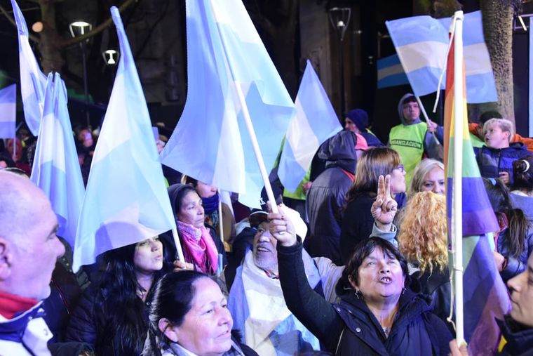 Dentro del búnker de Fuerza Patria en La Plata