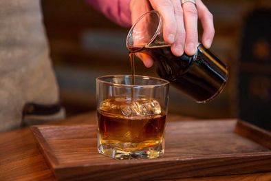 MDZol | El whisky también traslada su poder a otros segmentos de la sociedad como las mujeres y los jóvenes. Foto: My Recipes - https://static.onecms.io/wp-content/uploads/sites/19/2018/02/13/whiskey-barrel-aged-coffee-hero-starbucks-2000.jpg