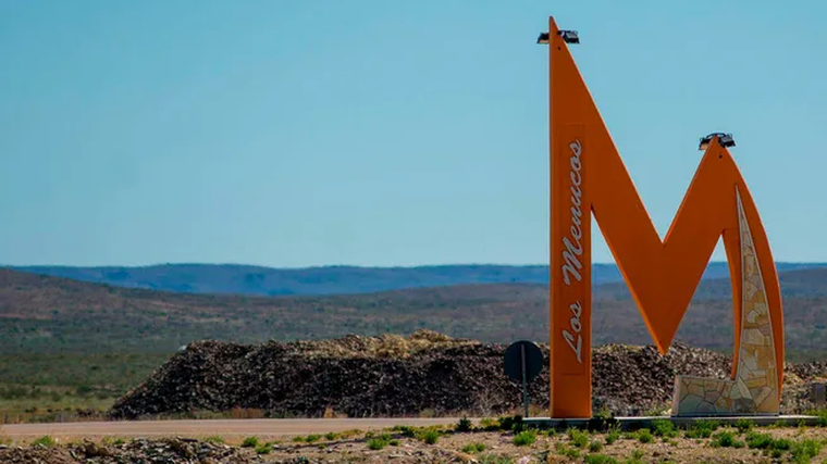 Los Menucos es un pueblo de estepa, viento y vida cotidiana lejos del turismo masivo. Los Menucos es un pueblo de estepa, viento y vida cotidiana lejos del turismo masivo.