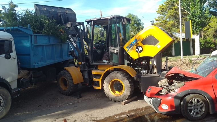 La camioneta y la retroexcavadora que protagonizaron el accidente en Chacras de Coria.&nbsp;