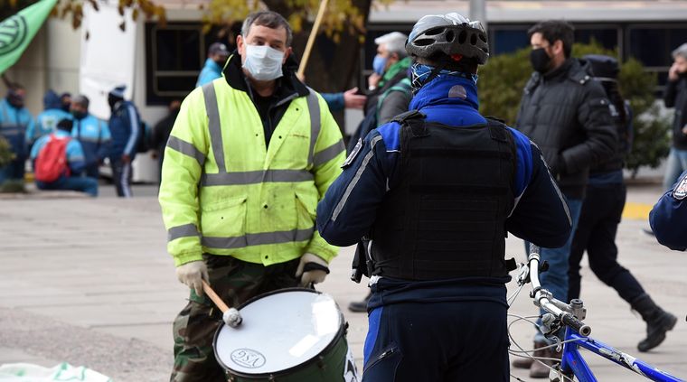 Los preventores también protestaron por sus salarios en Capital. Foto: ALF PONCE / MDZ