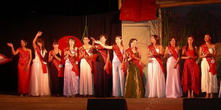 Las 12 bellezas aspirantes al cetro.