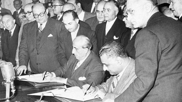 Los presidentes de Egipto, Gamal Nasser, y de Siria, Shukri El-Kuwatly, firman la proclamación de la República Árabe Unida, el 1 de febrero de 1958. (Fuente: GETTY IMAGES)
