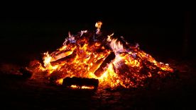 La mujer habría hecho un fuego entre chapas, lo que habría generado el monóxido de carbono. Foto: Pixabay