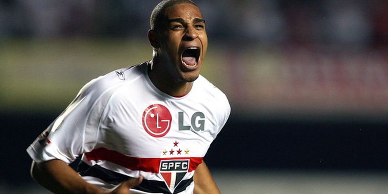 El polémico tanto del delantero abrió camino para que el Sao Paulo ganara por 2-1. Foto: EFE