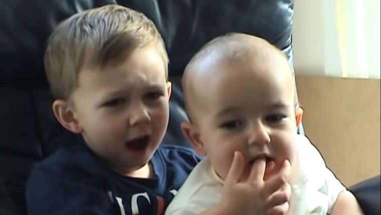Charlie bit my finger YouTube Charlie bit my finger!