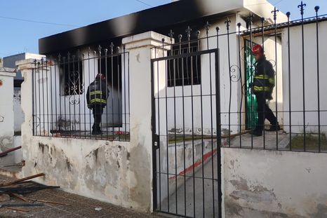 Una cámara registró la explosión que destruyó una vivienda en Córdoba: hay dos heridos graves