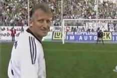 Andreas Brehme listo para patear, mientras Sergio Goycochea espera en el arco Foto: Captura Video