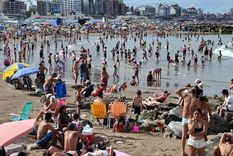 Miles de turistas eligen vacacionar en Mar del Plata.
