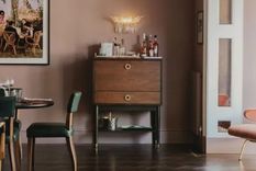 Decorar con neutros da lugar a muchas combinaciones de colores atemporales , como se muestra en este comedor diseñado por Studio Duggan. Foto: Studio Duggan y fotografía Mariell Lind Hansen