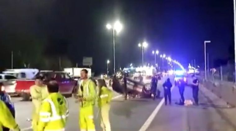 Un vehículo terminó volcado sobre un carril de la Autopista Riccheri Foto: Captura de video