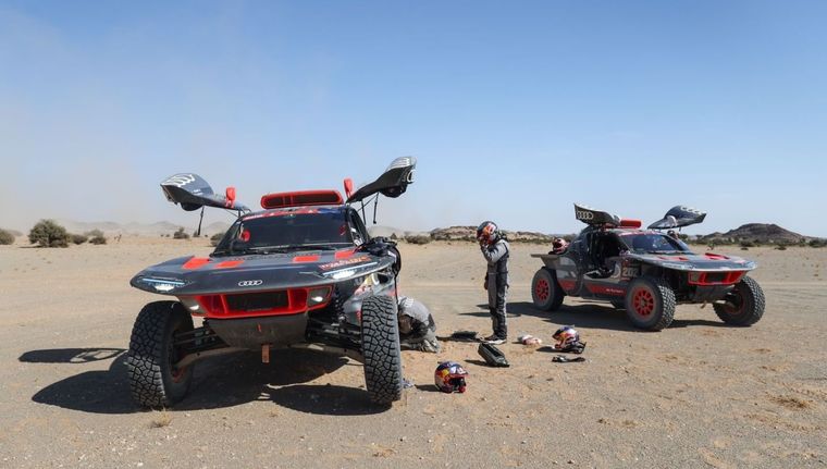 Mattias Ekström arregla el Audi bajo la atenta mirada de Stéphane Peterhansel Foto: A. Vincent / DPPI Images / A.S.O
