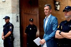 Iñaki Urdangarin, cuñado de Felipe VI, aquí saliendo de un juzgado, está preso y se acogió al programa. Foto: Rtve.