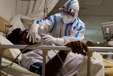 Un paciente con coronavirus en la unidad de cuidados intensivos de un hospital de Nueva Delhi, India, 28 de mayo de 2020.