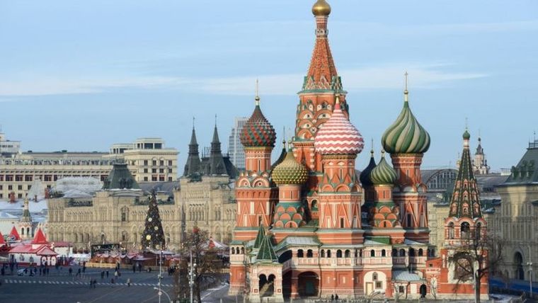 Presidente Milei guarda la muletilla del comunismo como agravio en el avión que lo trasladó a Budapest. Su querido Orbán es aliado de Putin. Presidente Milei guarda la muletilla del comunismo como agravio en el avión que lo trasladó a Budapest. Su querido Orbán es aliado de Putin.