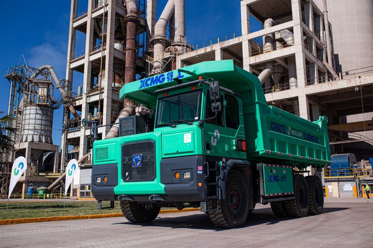 Una cementera con sede en Mendoza tiene el primer camión 100% eléctrico para operaciones de cantera en el país. Foto: Holcim Argentina