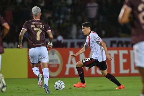 El mediocampista de River, Santiago Lencina, encara frente a la marca del venezolano Tortolero. El mediocampista de River, Santiago Lencina, encara frente a la marca del venezolano Tortolero.