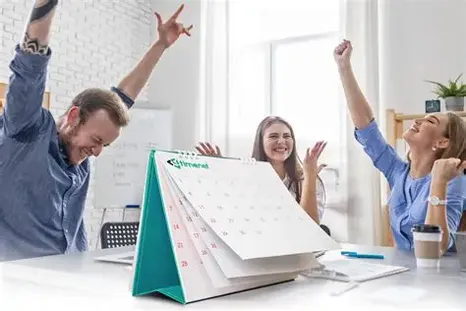 En el debate sobre la jornada de cuatro días la pregunta que nadie se hace todavía es a quién le queda ese tiempo liberado. Históricamente, la respuesta ha sido, al capital, porque la productividad sube, el salario no. En el debate sobre la jornada de cuatro días la pregunta que nadie se hace todavía es a quién le queda ese tiempo liberado. Históricamente, la respuesta ha sido, al capital, porque la productividad sube, el salario no.