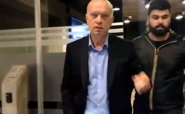 Néstor Grindetti fue increpado por un hincha de Independiente. Foto: Captura