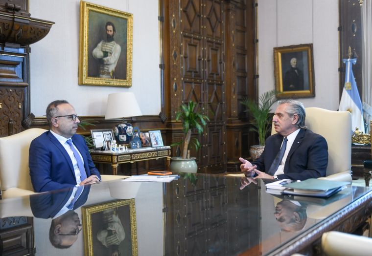 Antonio Aracre y Alberto Fernández mantienen una charla en Casa Rosada. Foto: Noticias Argentinas
