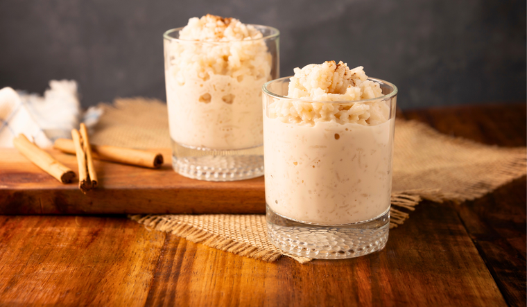 En México, se suele preparar esta receta con canela, vainilla y leche condensada, lo que le da un sabor más cremoso que en otras versiones. En México, se suele preparar esta receta con canela, vainilla y leche condensada, lo que le da un sabor más cremoso que en otras versiones.