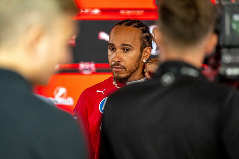 Hamilton cruzó la meta por delante de Leclerc en Bakú pese a la orden de Ferrari de intercambiar posiciones.