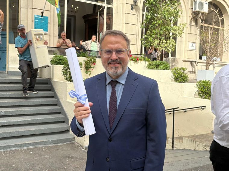 Diego Valenzuela tras jurar como senador bonaerense con su diploma en mano.