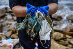 miles de toneladas de desechos plasticos generados por la pandemia estan contaminando los oceanos