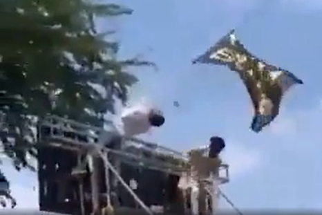 Impactante: un hombre en India murió electrocutado tras tocar un cable con una bandera en pleno festejo. Impactante: un hombre en India murió electrocutado tras tocar un cable con una bandera en pleno festejo.