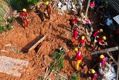 Los bomberos iniciaron un operativo de búsqueda y rescate debajo de los escombros Foto: X