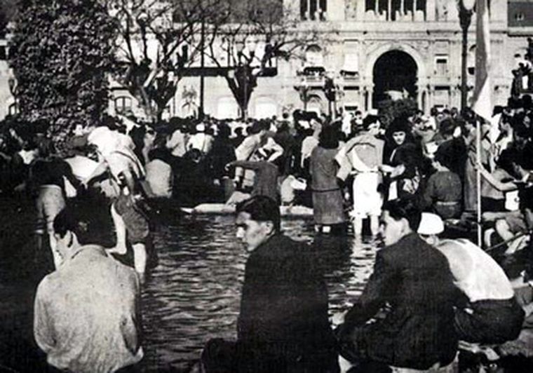 La célebre foto de los manifestantes refrescándose en la fuente de la Plaza de Mayo.