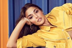Hande Erçel Ante la mirada atenta de todos. Foto: @nocturne