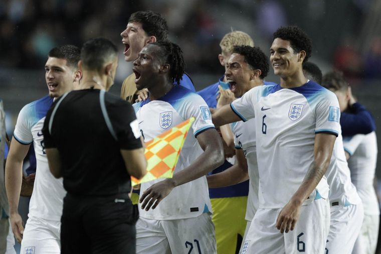 Gyabi festejó provocadoramente un gol de Inglaterra de cara a los hinchas argentinos y uruguayos, que reaccionó de mala manera en el Único de La Plata Foto: EFE