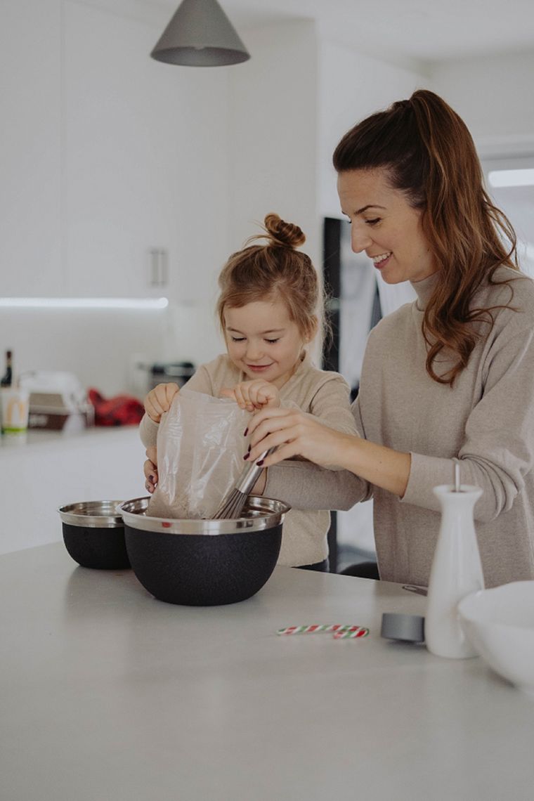 A las madres de Cáncer les gusta pasar tiempo en su casa con los hijos, y cocinar juntos. Foto: Unsplash