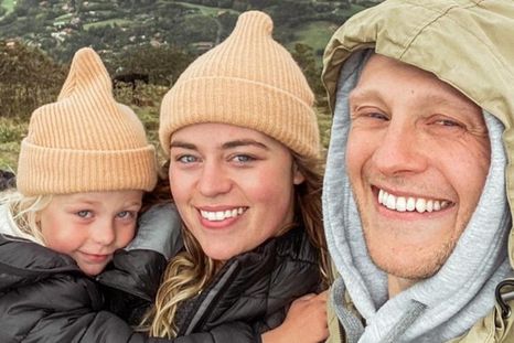 Meg, Josh y su hija Marlowe viven con la energía solar de su Mercedes Sprinter de 6,9 metros por 2 metros.