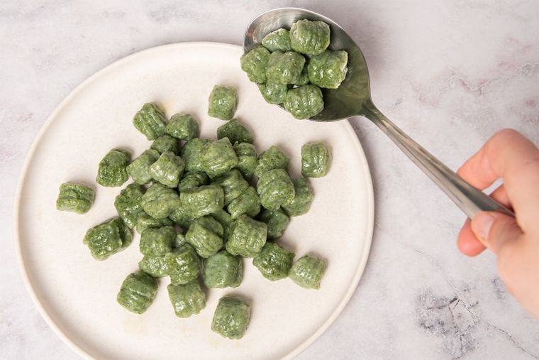 Tradicionalmente, la receta de ñoquis se prepara el día 29 de cada mes en muchos hogares como símbolo de prosperidad, y la versión con espinaca no es la excepción. Tradicionalmente, la receta de ñoquis se prepara el día 29 de cada mes en muchos hogares como símbolo de prosperidad, y la versión con espinaca no es la excepción.