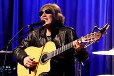José Feliciano nació en Lares, Puerto Rico, y a los 5 años se mudó a Nueva York, en donde cultivó su carrera artística.