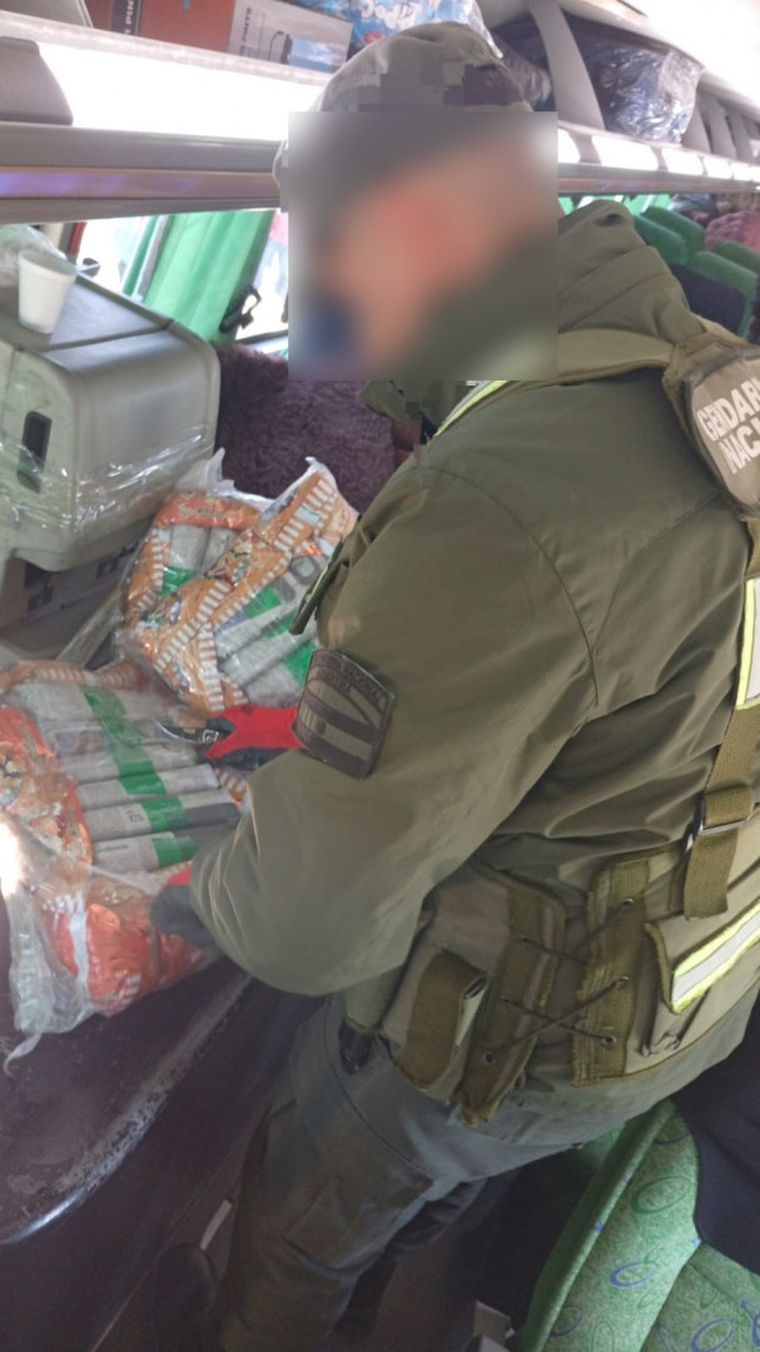 En la requisa se encontraron 133 paquetes con hojas de coca en estado natural. Foto: Gendarmería Nacional. En la requisa se encontraron 133 paquetes con hojas de coca en estado natural. Foto: Gendarmería Nacional.
