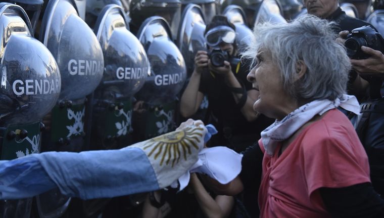 La postura oficial, lejos de ser una simple advertencia, revela la determinación de un gobierno dispuesto a imponer su visión de control a cualquier precio.&nbsp;&nbsp;