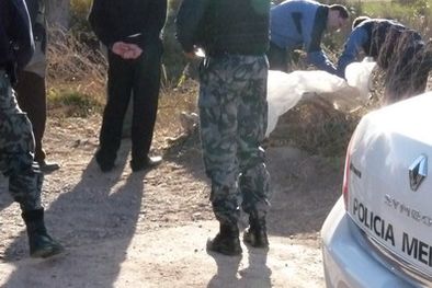 MDZol | El cadáver del joven después de ser sacado del canal. Foto: Ministerio de Seguridad