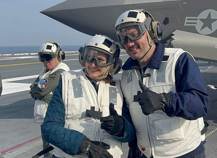 Diana Mondino y Luis Petri, a bordo del portaaviones norteamericano.