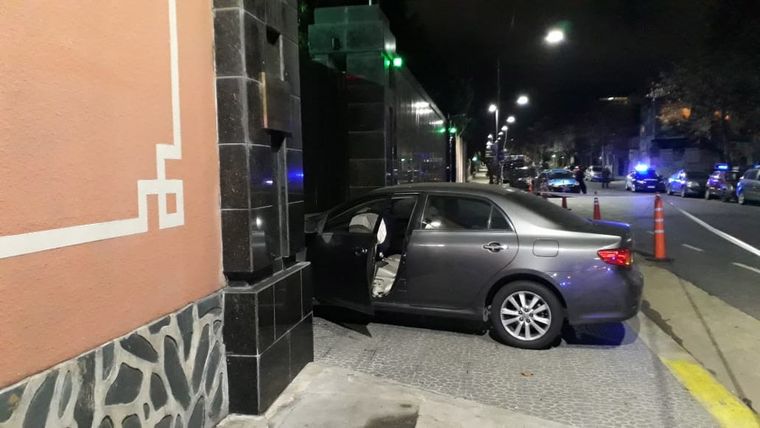 Así quedó el auto incrustado en el portón de la embajada.