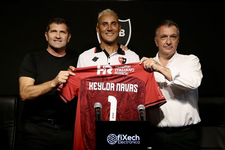 Keylor Navas, en el centro, junto al asesor deportivo Rubén Capria y el presidente Ignacio Astore. Foto: Prensa Newells @Newells